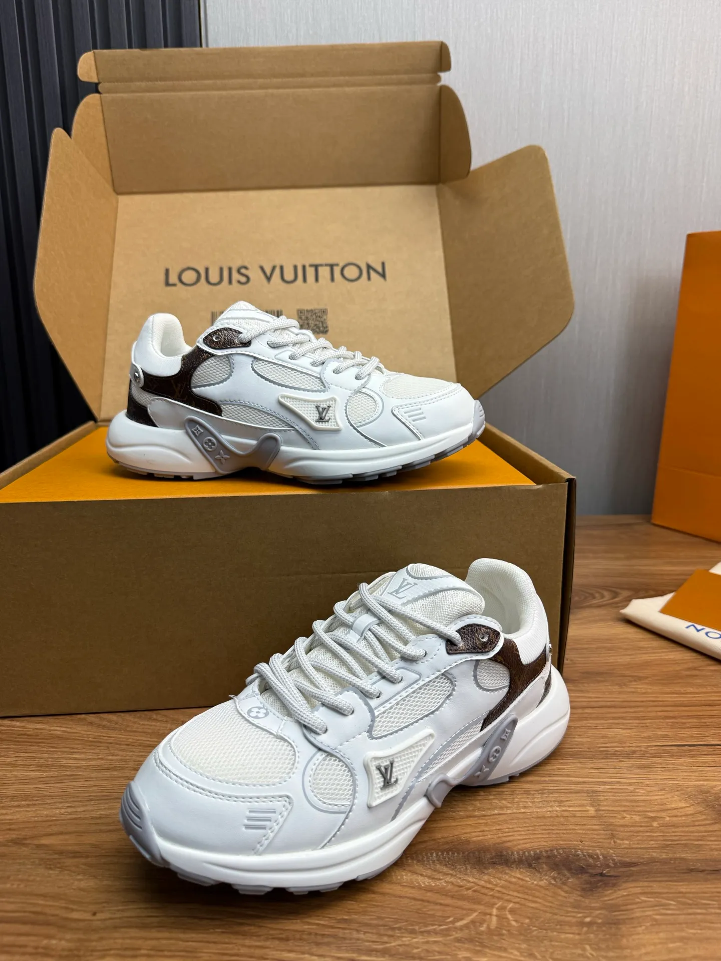 Men's shoes 💰600💰 🌈LV | Louis Vuitton 2025𝐬𝐬 🧡💚2025 spring and summer new style top version‼ ️The original version is the same. The counter specializes in the latest casual shoes. Hard goods are new🆕 🔥🔥🔥Top version: Couple model LV Louis Vuitton L House Donkey brand The latest Olympia series Couple model Silver Horn King Casual sneakers Running shoes This LV Olympia sneaker combines mesh fabric and metallic synthetic leather and other technical fabrics to reinterpret the classic running shoe design with a neat and simple design. Lightweight EVA outsole provides a stretchy fit. Rich details such as Monogram embossing and LV letters establish recognition. Exquisite packaging at the delivery counter 🛍📦 ▪️Fabrics: Original imported technical fabric + mesh ▪️Inner lining: Original customized breathable mesh ▪️Sole: Original molded rubber foam material ▪️Sole thickness: 3.5CM ▪️Size: 35--45 (customized for women 40 and men 45)